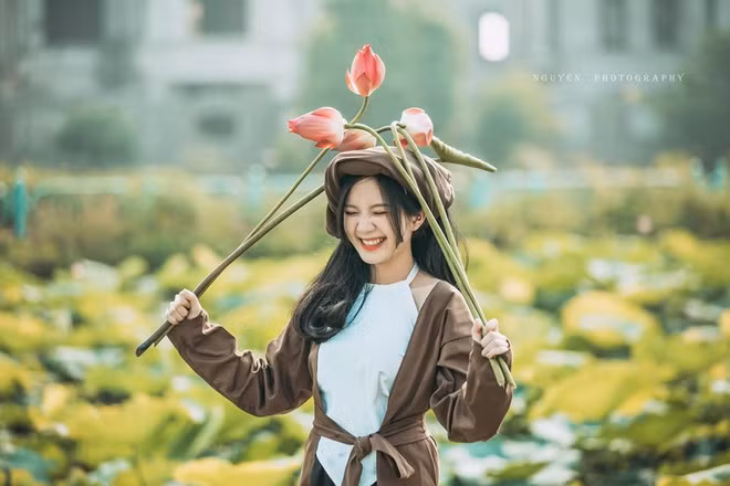 Từ khi được nhiều người biết tới, hot girl 9X nhận thấy cuộc sống có nhiều thay đổi theo hướng tích cực. Được mọi người yêu thương và động viên nhiều nên cô cảm thấy rất vui. "Mình nghĩ với những gì đạt được trong thời gian qua chưa thể gọi là thành công, vì chưa gặt hái được thành tựu gì lớn. Chắc chắn sau này bản thân sẽ phải cố gắng hơn nữa. Mình khá bằng lòng với cuộc sống hiện tại và cảm thấy may mắn khi mọi điều diễn ra suôn sẻ", cô nói.