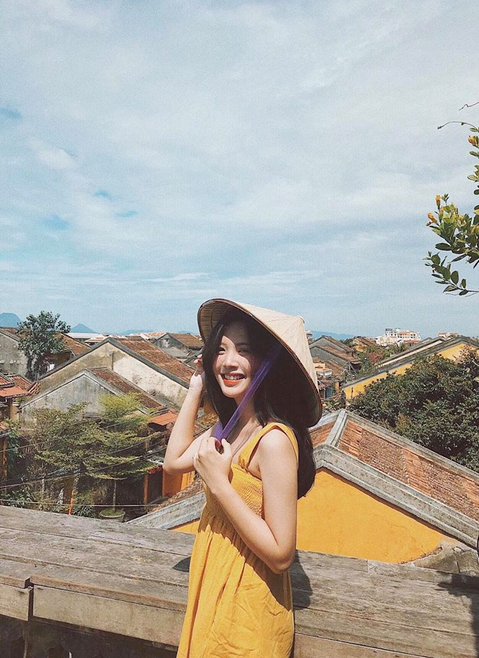 Khi được hỏi về mẫu bạn trai lý tưởng, cô bật mí: "Giống như nhiều bạn gái khác, mình thích những bạn nam chững chạc, tâm lý, biết quan tâm và chăm sóc đối phương. Mình mong muốn bạn trai có công việc ổn định, có năng lực. Bản thân là người không thích phụ thuộc hay dựa dẫm nên hy vọng người ấy cũng sẽ như vậy".