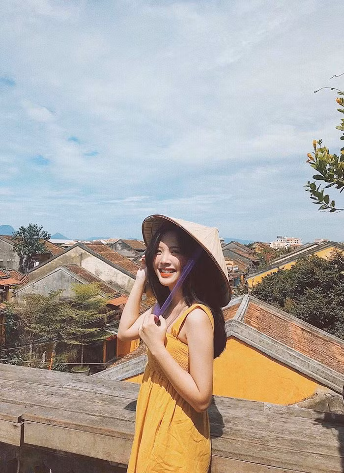 Khi được hỏi về mẫu bạn trai lý tưởng, cô bật mí: "Giống như nhiều bạn gái khác, mình thích những bạn nam chững chạc, tâm lý, biết quan tâm và chăm sóc đối phương. Mình mong muốn bạn trai có công việc ổn định, có năng lực. Bản thân là người không thích phụ thuộc hay dựa dẫm nên hy vọng người ấy cũng sẽ như vậy".