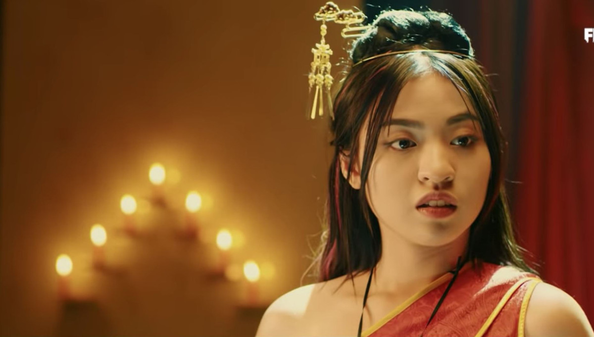 Mặc dù không khác nhiều so với những tấm hình đã được dân mạng chia sẻ trước đó nhưng cô nàng được nhận xét là khá thô. "Các nét trên khuôn mặt thô quá, nên đi làm mũi cho gọn lại chứ như thế này không xứng đáng với danh hot girl", "Mình không hiểu bạn này xinh ở điểm nào mà lại hot luôn, đã thế còn điệu nữa".