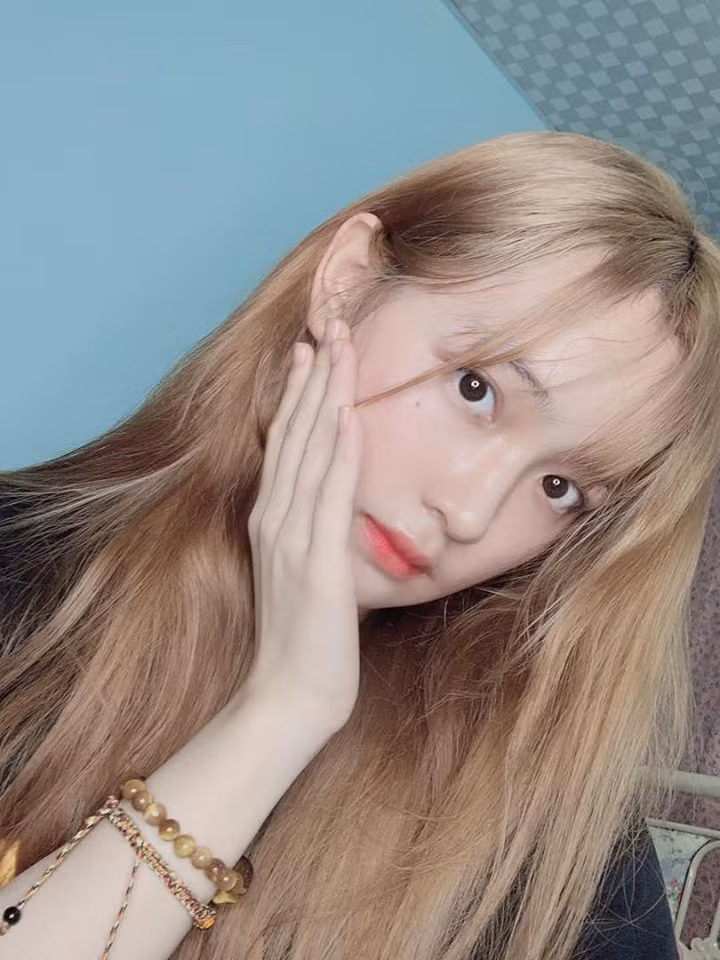 Dành nhiều thời gian cho việc học ở trường nhưng Phi Linh vẫn tận dụng thời gian rỗi để làm mẫu ảnh cho nhiều shop quần áo, phụ kiện, mỹ phẩm.