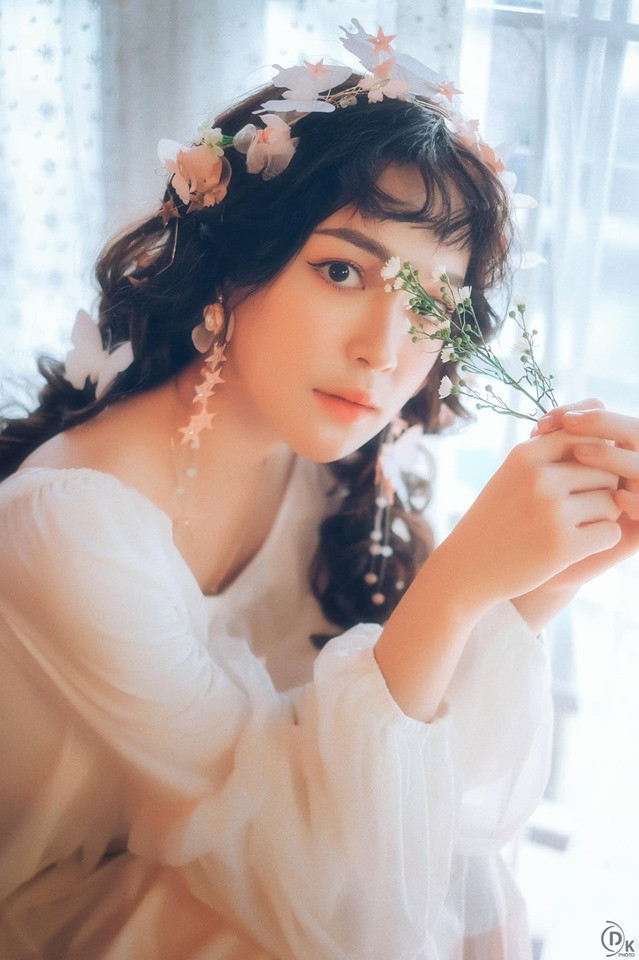 Nữ sinh 10X sở hữu khuôn mặt bầu bĩnh, đôi mắt to tròn, đen láy cùng với nước da trắng và vóc dáng cân đối với chiều cao 1m62, cân nặng 44kg.