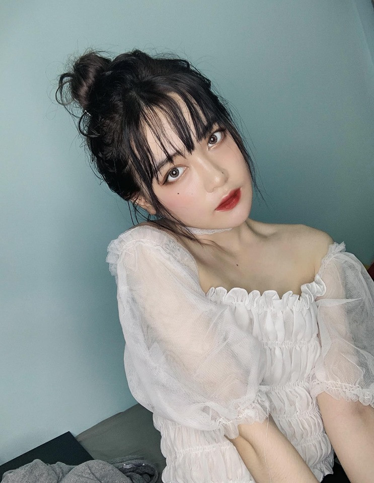 Ngoài việc học ở trường, hot girl còn tham gia nhiều hoạt động nghệ thuật như làm mẫu ảnh, kols network, đóng phim ngắn và quay một số TVC.