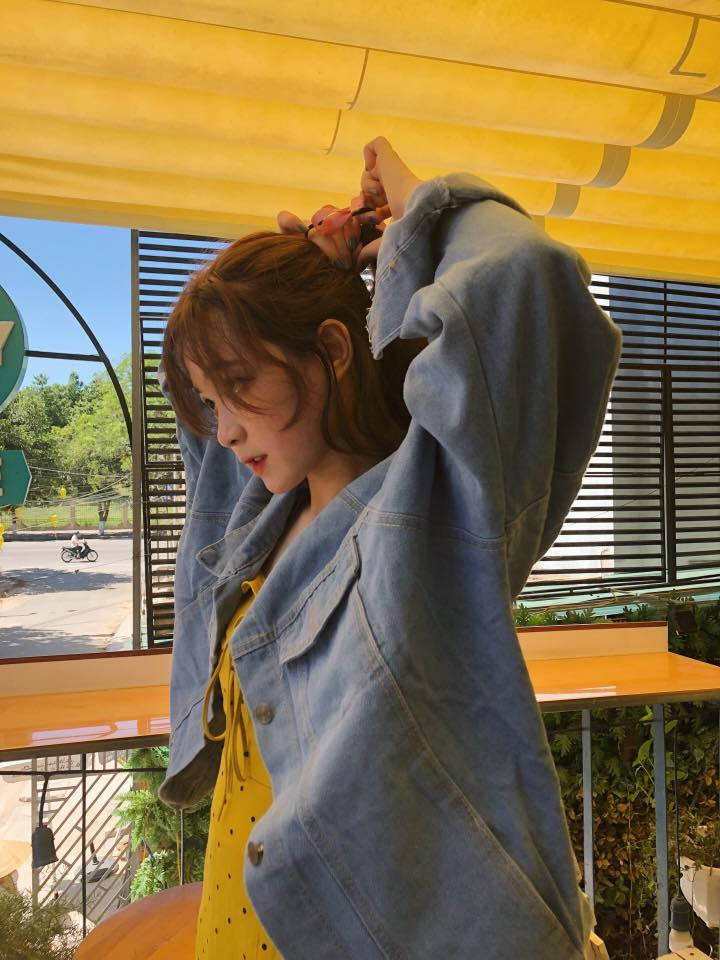 Được biết, nữ sinh khiến dân mạng xôn xao có tên là Đinh Ngọc Phi Linh sinh năm 2000, hiện đang là sinh viên năm hai, khoa Quan hệ Quốc tế, trường Đại học Khoa học - Xã hội và Nhân văn.