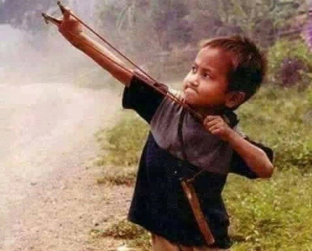 Mùa hè của thế hệ 9X còn gắn liền với những trò chơi hồn nhiên, đáng yêu và có phần... dại dột như dùng ná bắn chim, bắn quả để ăn.