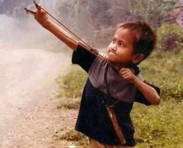 Mùa hè của thế hệ 9X còn gắn liền với những trò chơi hồn nhiên, đáng yêu và có phần... dại dột như dùng ná bắn chim, bắn quả để ăn.