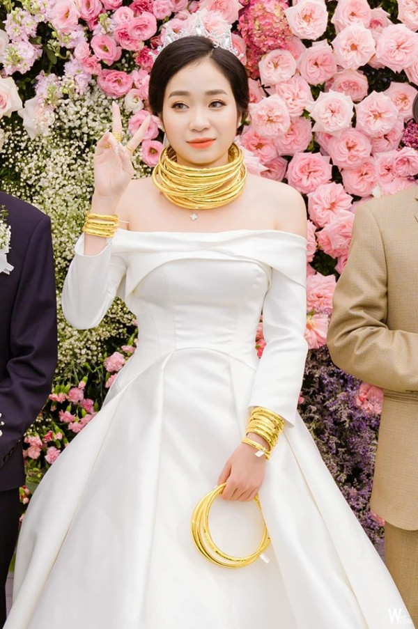 Không chỉ có cổ, cổ tay và ngón tay của cô dâu xinh đẹp cũng đơ cứng vì đeo quá nhiều vàng. Những người lên tặng quà sau thậm chí còn không thể đeo thêm lên người cô dâu bất kỳ chiếc vòng nào.