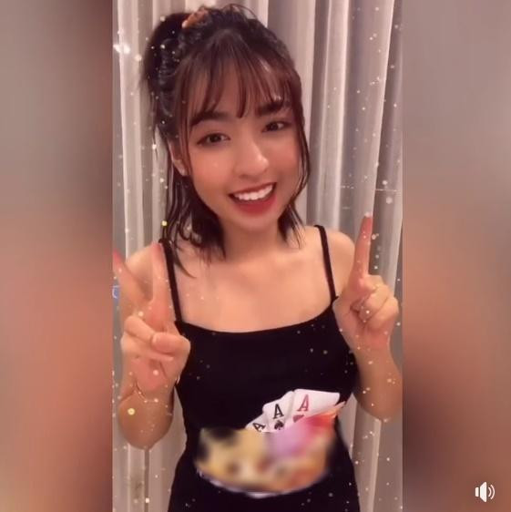 Với hình thức PR quá lộ liễu như vậy, video của Trần Thanh Tâm bị dân tình "ném đá" và cho rằng cô nàng đang tự đánh mất đi hình ảnh của mình đang gây dựng.