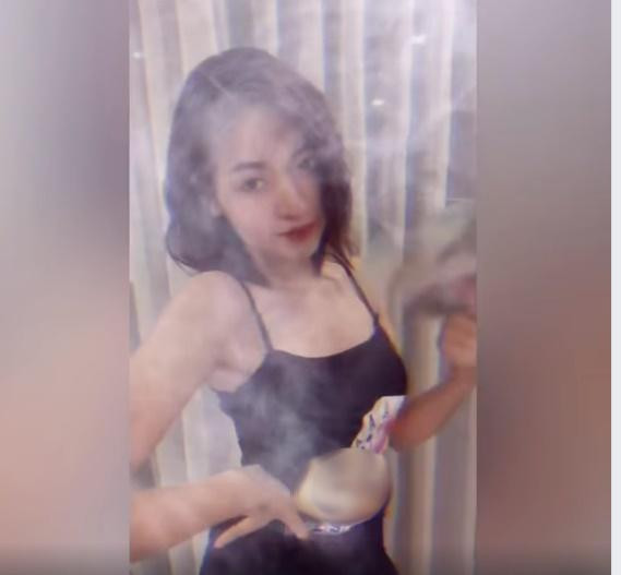 Trong đoạn video mới này, hot girl "bắp cần bơ" đã theo trend "đi đường quyền" gây sốt cộng đồng mạng mấy ngày qua. Sau đó, cô nàng mới giới thiệu một cách vô cùng hào hứng về sản phẩm mà cô đang PR.