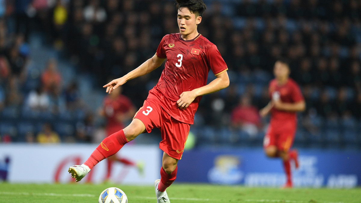 Nhận 1 thẻ vàng thế nhưng Tấn Sinh vẫn tiếp tục có những hành động phi thể thao, có lẽ đây là lý do khiến HLV Park Hang-seo quyết định thay anh ra, tránh phải nhận một chiếc thẻ nào nữa. Sự nóng nảy của anh chàng cũng khiến đội tuyển U23 Việt Nam phải nhận một bàn penalty nếu như không có công nghệ VAR. Tại SEA Games 30, cầu thủ Quảng Nam cũng từng có hành động xấu tương tự trong trận gặp U22 Indonesia.