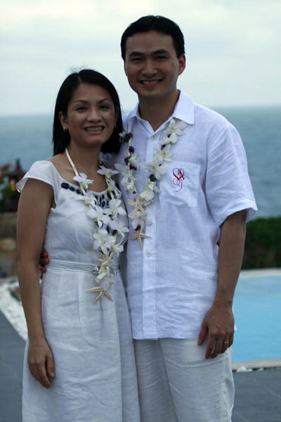 Chi Bảo được biết đến là nam diễn viên sở hữu vẻ ngoài điển trai. Cũng chính vì diện mạo bảnh bao, anh dễ dàng chiếm được cảm tình của không ít bóng hồng. Chi Bảo trải qua hai lần đò, tuy nhiên người được nhắc đến nhiều nhất là vợ hai của nam diễn viên - Hồng Loan. Cô được biết đến là người vợ tào khang bên Chi Bảo suốt nhiều năm. Nói về Hồng Loan, nam diễn viên luôn dành những thời có cánh. Thế nhưng khi hết duyên nợ thì lời ước hẹn thuở cơ hàn cũng vụt tắt...