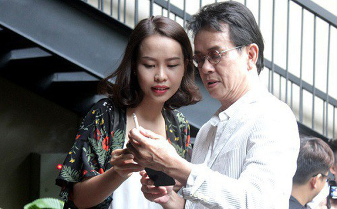 Nói đến những quý ông lấy vợ kém kém tuổi hot nhất showbiz Việt, không thể không nhắc đến nhạc sĩ Đức Huy. Nên duyên với người vợ kém 44 tuổi, tác giả của ca khúc "Và tôi cũng yêu em" khiến dư luận một thời gian xôn xao. Thế nhưng với hạnh phúc hiện tại, ông cho thấy tình yêu có thể vượt qua mọi rào cản về tuổi tác.