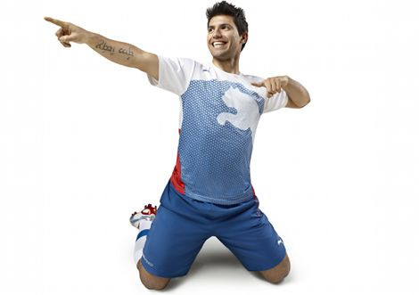  Sergio Aguero (Manchester City – 18,3 triệu USD): Nhờ phong độ ổn định, Sergio Aguero được BLĐ Man City mời ký vào bản hợp đồng mới có thời hạn đến 2017 hồi đầu mùa hè năm ngoái. Tất nhiên với bản giao kèo mới, mức lương, thưởng của chân sút đến từ xứ sở tango cũng tăng lên đáng kể: 18,3 triệu USD. Trong năm 2014, Kun cũng có thêm khoảng 5 triệu USD từ các hợp đồng quảng cáo cho Puma, Gillette hay Pepsi.