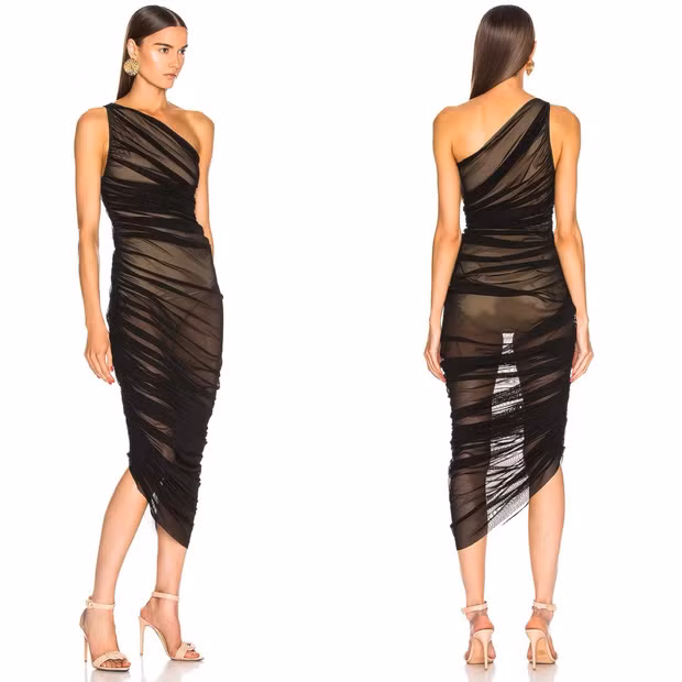 Ngay sau đó, hot girl Cà Mau đã lên tiếng đáp trả. Cô nàng cho biết chiếc váy là hàng xịn, bên trong là bodysuit vải dày dặn màu nude, chứ không phải đầm voan đen xong mặt quần lót như mọi người lầm tưởng.