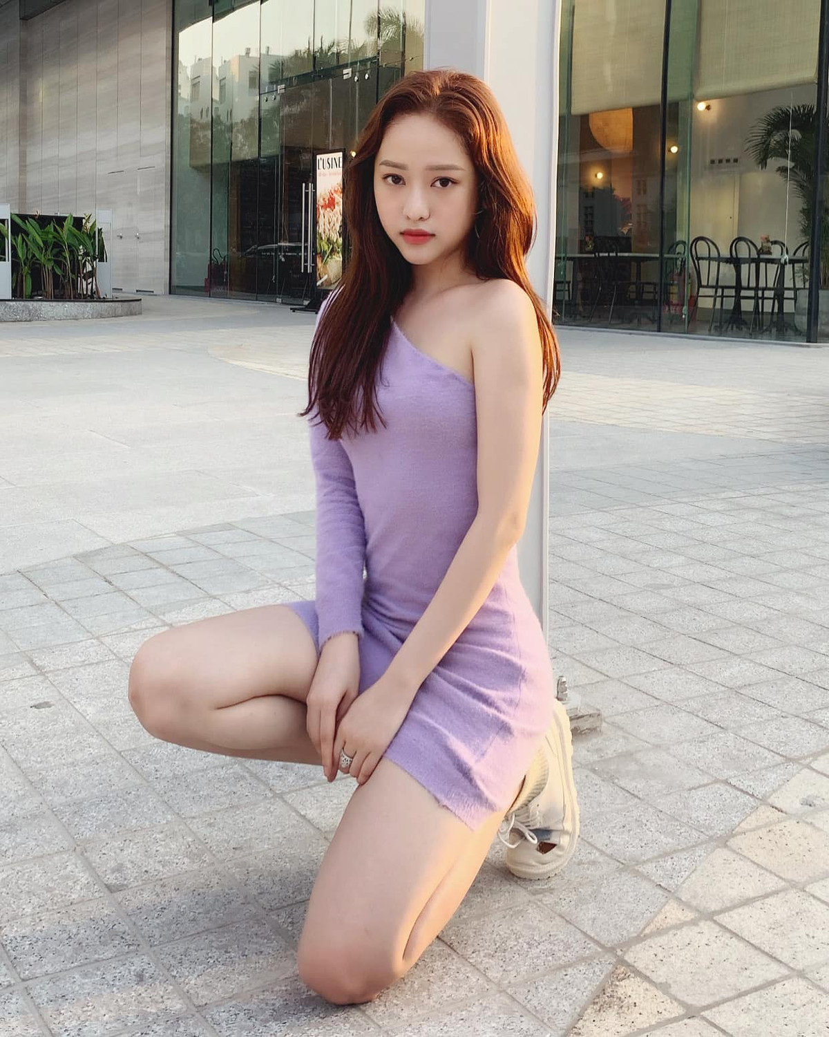 Thuý Vi chia sẻ thêm, trước đây từng đọc được một bình luận cho biết cô về quê, chạy xe máy mang nhãn hiệu Atila trông rất trẻ trâu nên cảm thấy buồn. Cô khẳng định quê hương của mình không giàu và khi trở về vẫn thường xuyên lấy xe máy của ba mẹ để đi chợ mà không cảm thấy có bất kỳ vấn đề gì.