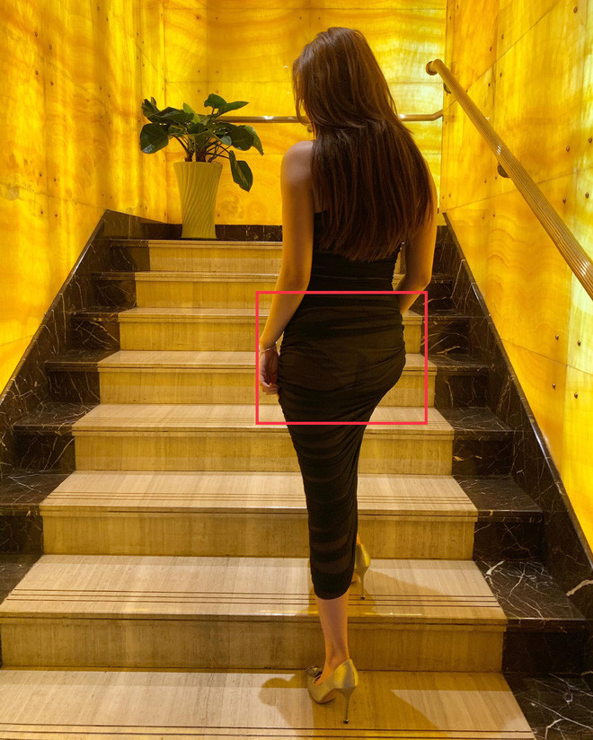 Chiếc váy của Thuý Vi làm từ vải ren đen mỏng, chính bởi vậy có thể dễ dàng nhìn thấy được phần nội y màu nude ở phía bên trong. "Ăn mặc càng ngày càng không chấp nhận được, trông không thể phản cảm hơn", "Sợ thật mặc đồ như này cũng dám ra đường, đúng là hot girl tai tiếng" - Nhiều dân mạng để lại bình luận.