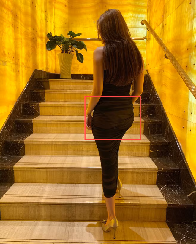 Chiếc váy của Thuý Vi làm từ vải ren đen mỏng, chính bởi vậy có thể dễ dàng nhìn thấy được phần nội y màu nude ở phía bên trong. "Ăn mặc càng ngày càng không chấp nhận được, trông không thể phản cảm hơn", "Sợ thật mặc đồ như này cũng dám ra đường, đúng là hot girl tai tiếng" - Nhiều dân mạng để lại bình luận.