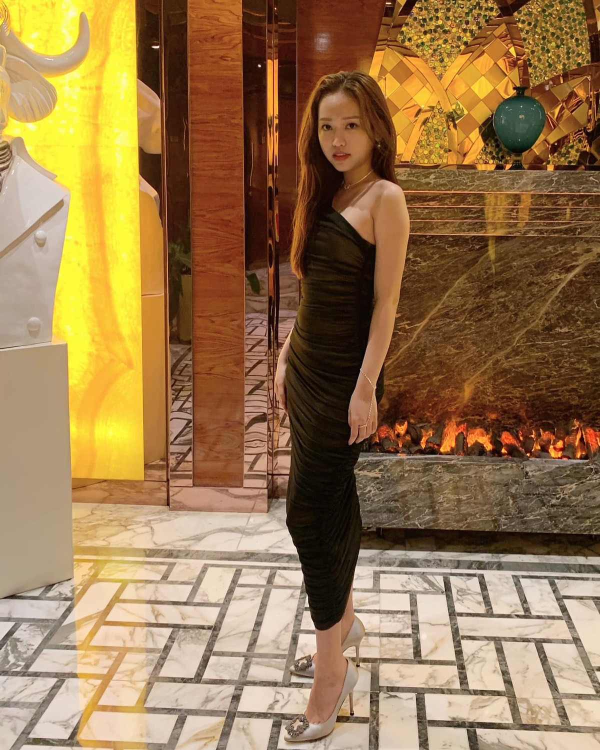 Mỗi lần xuất hiện, hot girl Thuý Vi lại trở thành tâm điểm chú ý. Mới đây, khi tham dự tiệc Valentine cùng bạn bè, cô nàng lại một lần nữa bị dân mạng lôi ra bàn tán vì diện trang phục được nhận xét là phản cảm, lộ nội y.