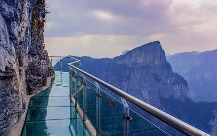 Nằm ở độ cao 1.000m so với độ cao vách núi, cầu kính Sapa được thiết kế ôm cua sát mép vách núi Hoàng Liên với 60m vươn ra ngoài. Ảnh: rongmay.vn.