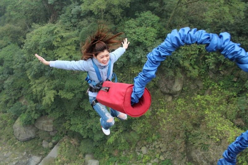 Hoặc các trò nhảy dù, nhảy bungee cũng mạo hiểm không kém. Ảnh: nhatlongtravel.com