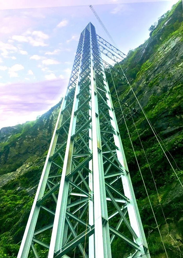 Cầu Rồng Mây nằm trong hành trình “Đường lên thiên đỉnh” với hệ thống thang máy lồng kính nối từ chân núi đến đỉnh núi. Để lên tới đỉnh núi, khách chỉ mất 1,5 phút đi thang máy thay vì 2 giờ đi bộ trong núi. Ảnh: luhanhvietnam.com.vn.