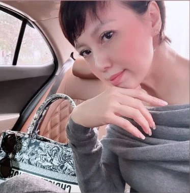 Mẹ của Doãn Hải My giữ gìn nhan sắc cực tốt, thanh xuân phơi phới qua từng khung hình.