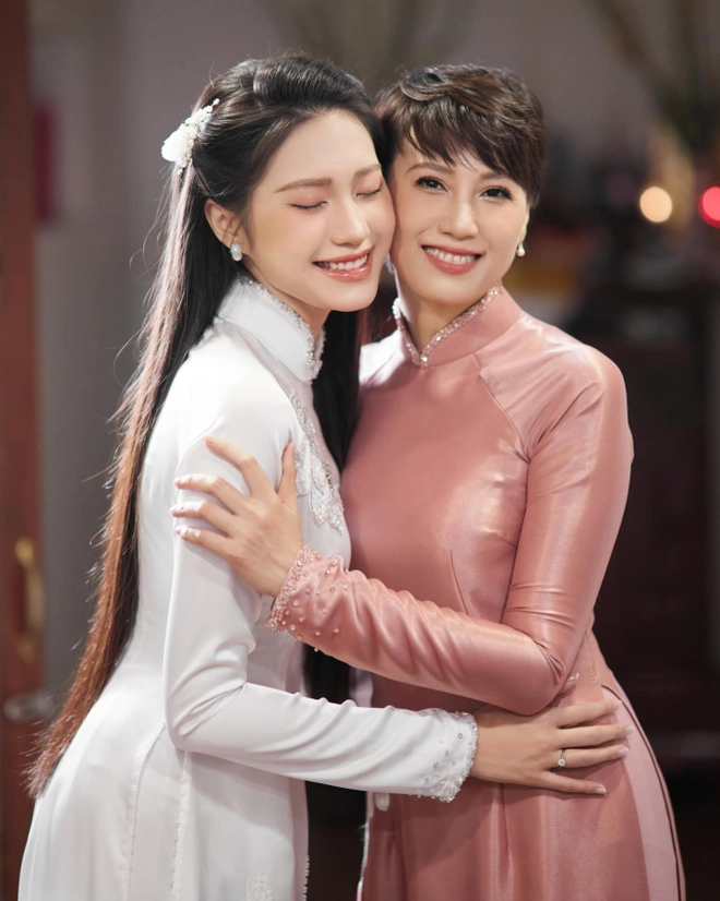 Thời điểm những hình ảnh lễ cưới của cặp đôi được công khai, nhiều người rất bất ngờ với ngoại hình trẻ đẹp của mẹ vợ nam cầu thủ.