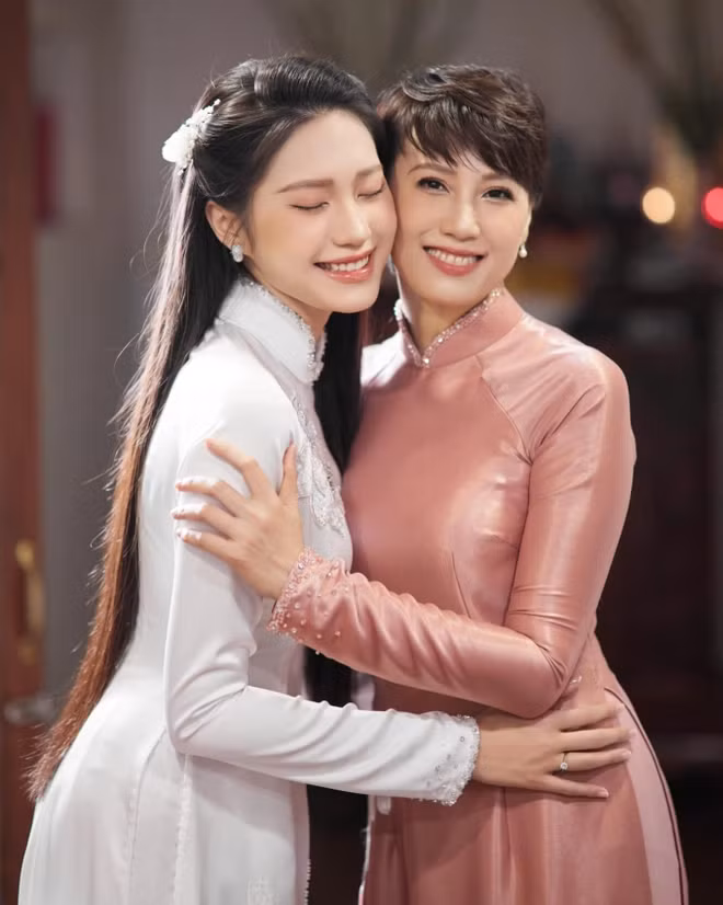 Thời điểm những hình ảnh lễ cưới của cặp đôi được công khai, nhiều người rất bất ngờ với ngoại hình trẻ đẹp của mẹ vợ nam cầu thủ.