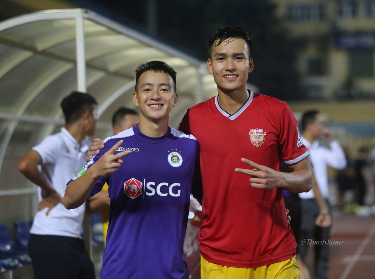 Chàng cầu thủ sinh năm 1999 sở hữu chiều cao nổi trội 1m84 và gương mặt cực kỳ điển trai với nụ cười duyên. Bởi vậy mà anh là gương mặt quen thuộc trong "Hội người mẫu" gồm Bùi Tiến Dũng, Bùi Tiến Dụng, Đoàn Văn Hậu, Hà Đức Chinh, Nguyễn Quang Hải và Bùi Hoàng Việt Anh.