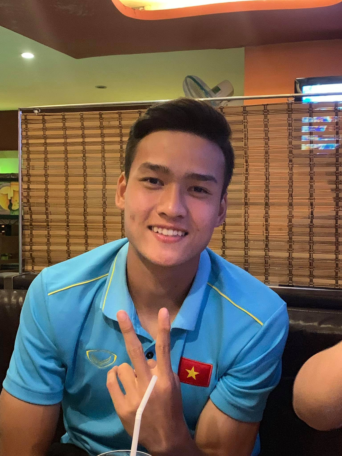 Ngoại hình cuốn hút, Bùi Hoàng Việt Anh sở hữu một lượng fan nữ cực khủng. Khi còn thi đấu trong màu áo của CLB Hồng Lĩnh Hà Tĩnh, anh là cầu thủ có đông người hâm mộ nhất.