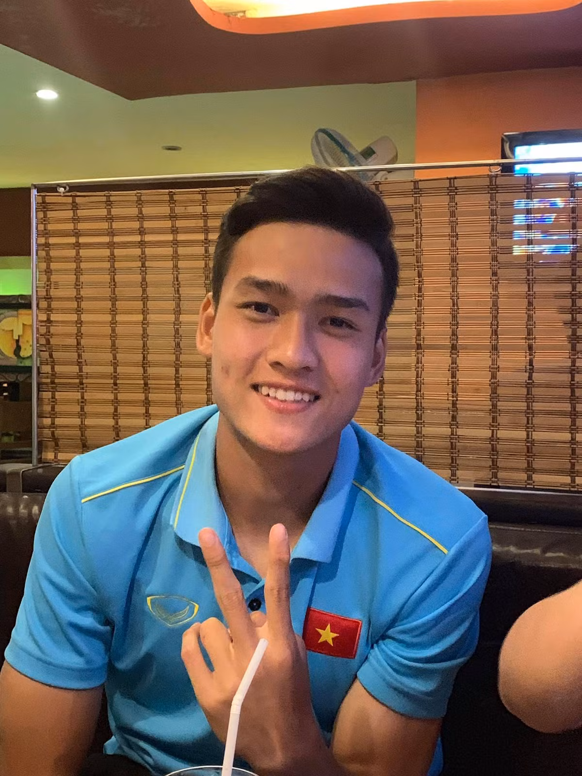 Ngoại hình cuốn hút, Bùi Hoàng Việt Anh sở hữu một lượng fan nữ cực khủng. Khi còn thi đấu trong màu áo của CLB Hồng Lĩnh Hà Tĩnh, anh là cầu thủ có đông người hâm mộ nhất.