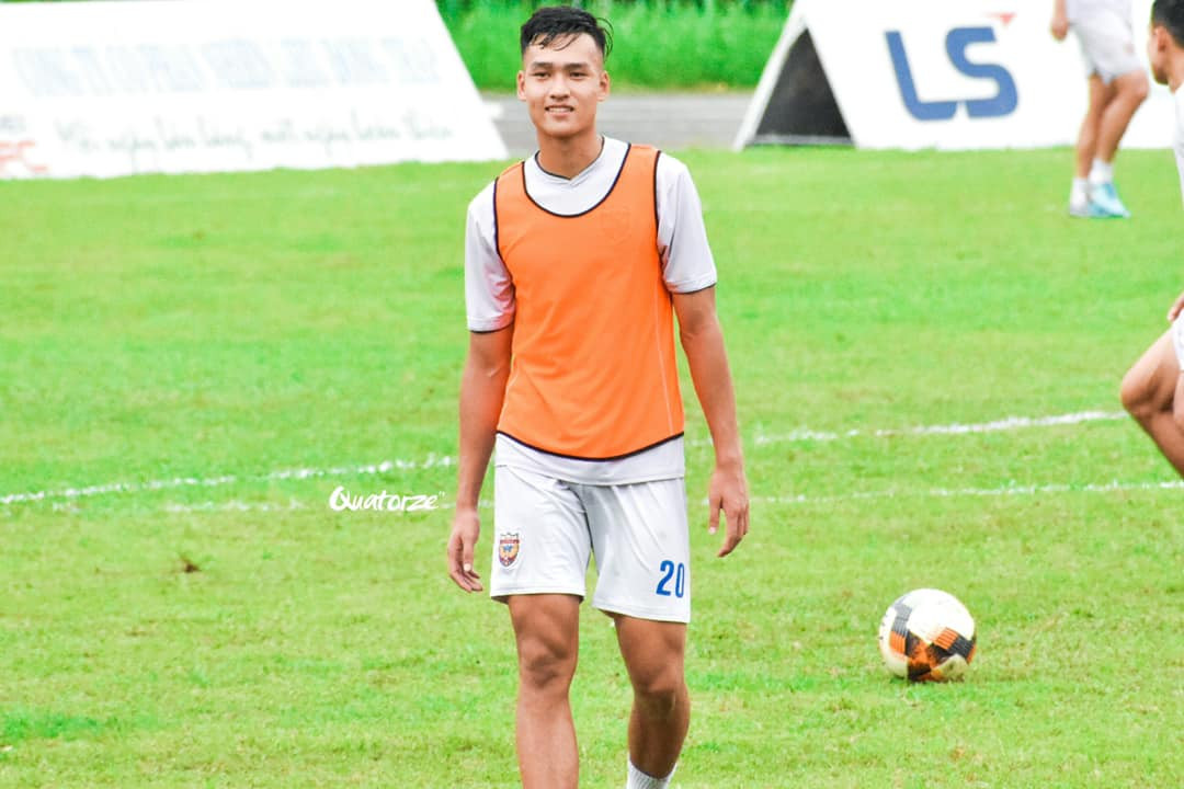 Việt Anh từng vô địch giải U19 quốc gia cùng U19 Hà Nội, đồng thời góp mặt trong đội hình tiêu biểu năm đó. Anh cũng là đội trưởng của U19 Việt Nam tham dự rất nhiều giải đấu quốc tế.