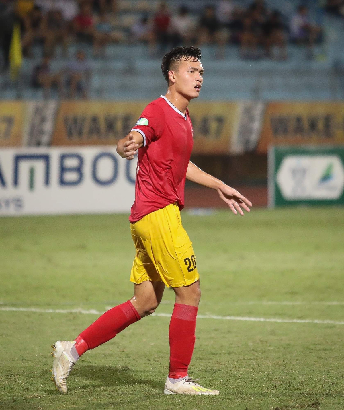 Bùi Hoàng Việt Anh (SN 1999, quê Thái Bình) trưởng thành từ lò đào tạo Hà Nội. Trước kia anh thi đấu cho CLB Hà Nội B, sau đó là Hồng Lĩnh Hà Tĩnh. Ở mùa giải V-League sắp tới, cầu thủ sẽ khoác áo của CLB Hà Nội. Việt Anh được đánh giá là chơi tốt ở vị trí trung vệ.