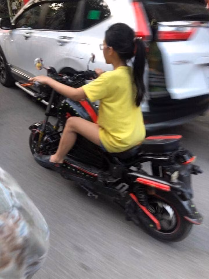 Thay vì bộ đồng phục học sinh, cặp mắt kính dày cộm, cô bé này lại đi trên con xe đạp điện có hình dáng ngầu như xe mô tô của các dân chơi. Tuy nhiên, đây chỉ là dự đoán của dân mạng, còn danh tính về cô bé hiện tại với cô bé 3 năm trước có trùng hợp hay không vẫn là một ẩn số.