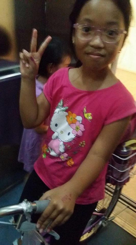 Ngoài việc vô cùng thích thú với biểu cảm và phản ứng hài hước của cô bé thì cư dân mạng cũng rất tò mò về danh tính của nhóc nhân vật chính này.