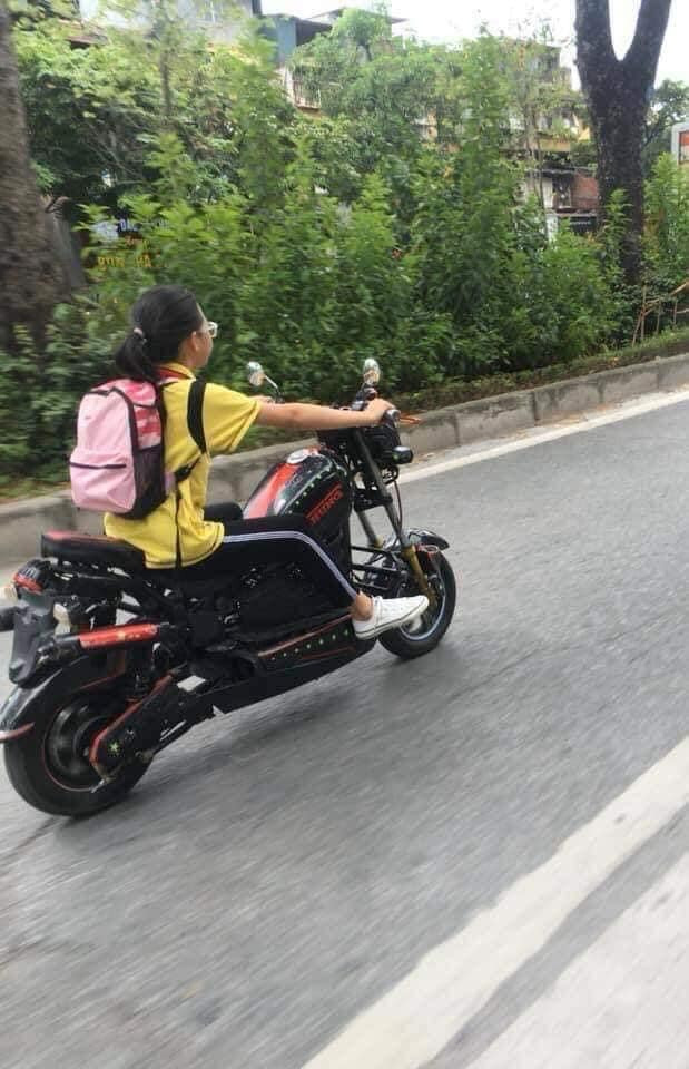 Sau 3 năm mai danh ẩn tích, mới đây trên MXH bất ngờ xuất hiện một vài hình ảnh được cho là cô bé "cháu không biết, cô đi ra đi" thời đó đang đi trên đường phố càng thu hút sự chú ý của dư luận.