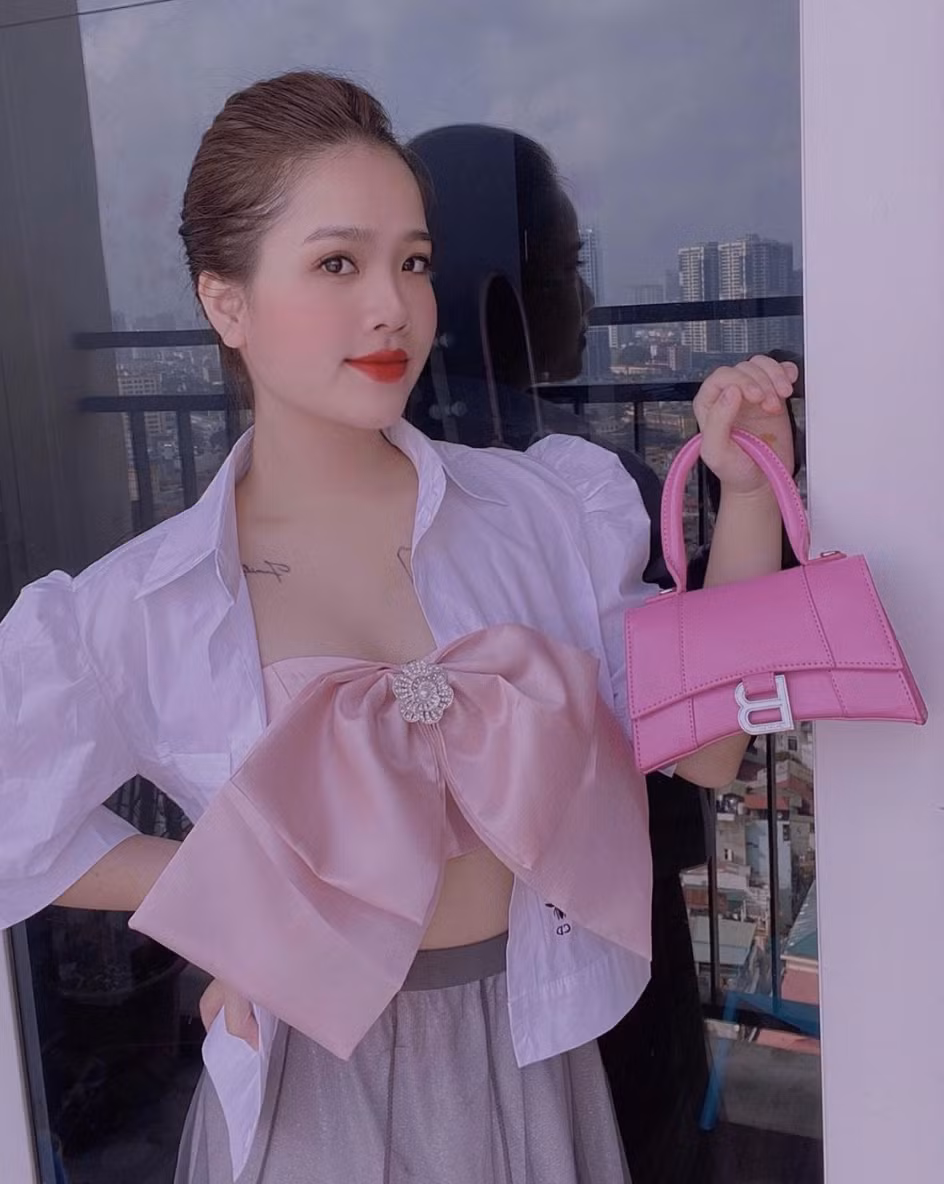 Huyền My (SN 1997, quê Nghệ An) là hot girl nổi tiếng trên mạng xã hội. Cô nàng từng là sinh viên ĐH FPT và hiện đang làm chủ một spa tại Hà Nội. Trên mạng xã hội, cô sở hữu 14 nghìn lượt theo dõi.