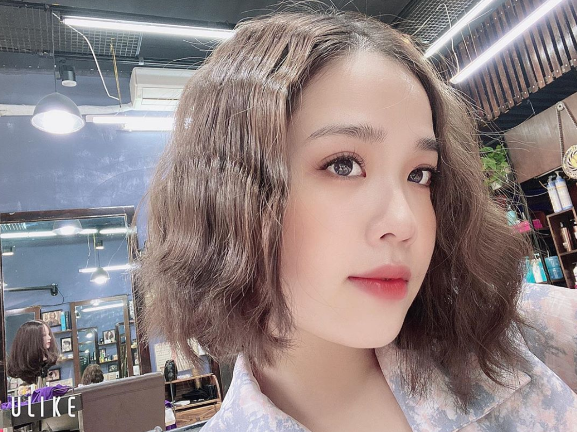 Tháng 12/2019, Huyền My dính tin đồn hẹn hò với Quang Hải khi cả hai chăm chỉ tương tác trên mạng xã hội. Không chỉ có vậy, hot girl xứ Nghệ còn sở hữu chiếc áo đấu có chữ ký của nam cầu thủ cùng dòng chữ "Anh thương vợ" cực kỳ ngọt ngào.