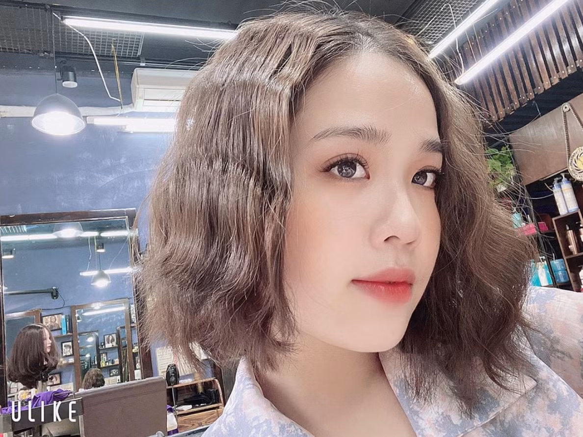 Tháng 12/2019, Huyền My dính tin đồn hẹn hò với Quang Hải khi cả hai chăm chỉ tương tác trên mạng xã hội. Không chỉ có vậy, hot girl xứ Nghệ còn sở hữu chiếc áo đấu có chữ ký của nam cầu thủ cùng dòng chữ "Anh thương vợ" cực kỳ ngọt ngào.