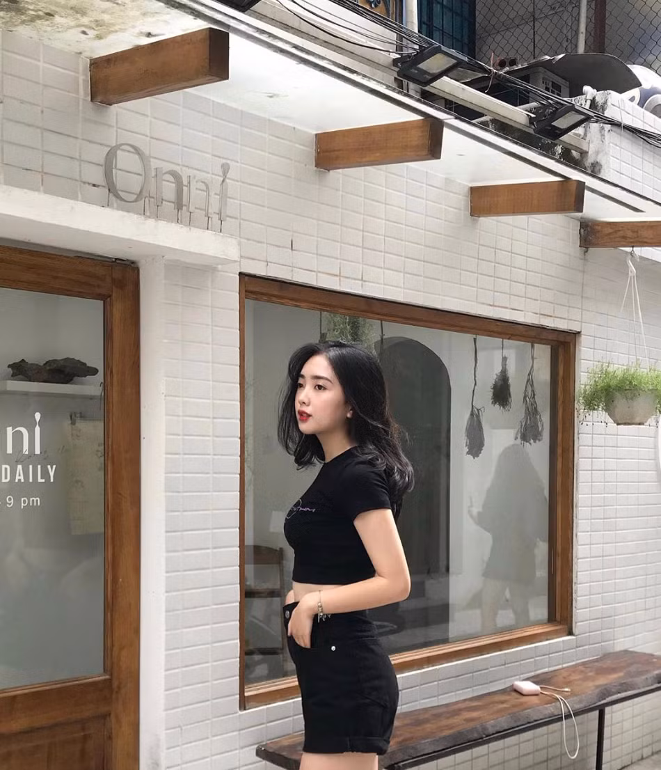 Ai cũng biết, nhóm cầu thủ gồm Quang Hải, Đức Chinh, Tiến Dũng, Tiến Dụng, Văn Hậu chơi rất thân với nhau và thường xuyên tụ tập. Chính bởi vậy mà hội bạn gái, vợ các cầu thủ này tương tác, đi chơi cùng nhau là chuyện quá đỗi bình thường. Trước kia, Mai Hà Trang, bạn gái Đức Chinh từng chơi khá thân với Nhật Lê.