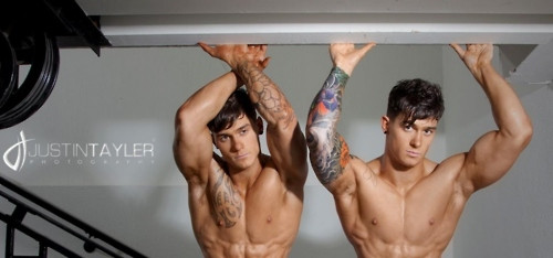 Để có vẻ ngoài giống hệt nhau, Lewis và Owen cùng thực hiện chế độ ăn uống và các bài tập luyện không khác nhau một chút nào.