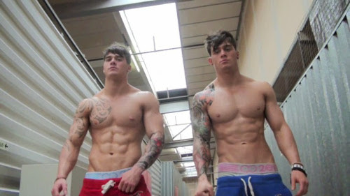 Hai anh em cùng sở hữu chiều cao gần 1,8 m, nặng 83 kg cùng số đo vòng ngực 112 cm, vai 46 cm và vòng eo 81 cm.