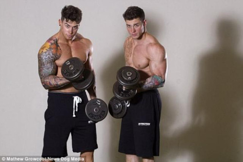 Cả hai hiện khá nổi tiếng trên mạng xã hội nhờ có khuôn mặt điển trai và đặc biệt là sở hữu thân hình 6 múi săn chắc đáng mơ ước.