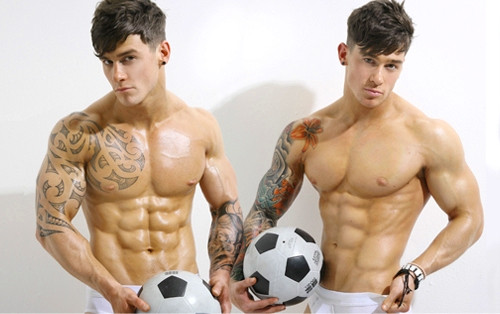 Lewis và Owen là cặp song sinh rất thân thiết, yêu quý nhau và không thể tách rời.