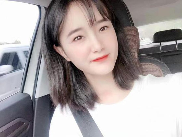 "Thời gian đầu, bạn học của tôi kịch liệt phản đối bởi họ cảm thấy tốt nghiệp tại một trường đại học danh tiếng nhưng đi nuôi lợn quả là lãng phí tài năng, nhưng tôi không nghĩ thế. Nói thật khi mới tiếp xúc với đàn lợn, tôi cảm thấy vô cùng sợ hãi. Nhưng bây giờ tôi cảm thấy chúng rất đáng yêu" - Gái ế 24 tuổi chia sẻ.