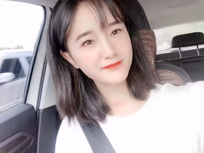 "Thời gian đầu, bạn học của tôi kịch liệt phản đối bởi họ cảm thấy tốt nghiệp tại một trường đại học danh tiếng nhưng đi nuôi lợn quả là lãng phí tài năng, nhưng tôi không nghĩ thế. Nói thật khi mới tiếp xúc với đàn lợn, tôi cảm thấy vô cùng sợ hãi. Nhưng bây giờ tôi cảm thấy chúng rất đáng yêu" - Gái ế 24 tuổi chia sẻ.