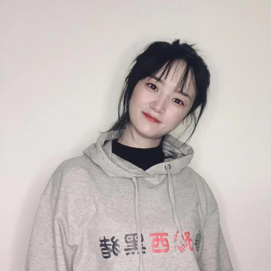 Làm kinh tế giỏi, Chí Viễn là cô nàng được nhiều vị phụ huynh nông thôn nhắm tới. Thế nhưng cô nàng chẳng mảy may để ý, ít tụ tập bạn bè khiến bố mẹ ngày càng nóng ruột, trong khi đó các cô gái nông thôn khác đến tuổi 24 đã tay bồng tay bế. Bố cô hối thúc kết hôn, nói sẽ tặng 300 con lợn làm quà sính lễ cho chàng rể tương lai.