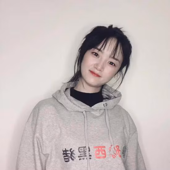 Làm kinh tế giỏi, Chí Viễn là cô nàng được nhiều vị phụ huynh nông thôn nhắm tới. Thế nhưng cô nàng chẳng mảy may để ý, ít tụ tập bạn bè khiến bố mẹ ngày càng nóng ruột, trong khi đó các cô gái nông thôn khác đến tuổi 24 đã tay bồng tay bế. Bố cô hối thúc kết hôn, nói sẽ tặng 300 con lợn làm quà sính lễ cho chàng rể tương lai.