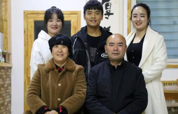 Trương Chí Viễn, 24 tuổi sống tại tỉnh Hà Nam, Trung Quốc là một cô gái có ngoại hình xinh xắn nhưng đối với người trong nhà lại là gái ế lâu năm.