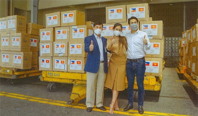 Sau khi trích một số tiền lớn gửi tới Chính phủ Việt Nam để phục vụ công tác chống dịch, gia đình Tiên Nguyễn tiếp tục gửi tặng đại sứ quán Philippines khẩu trang và đồ bảo hộ.
